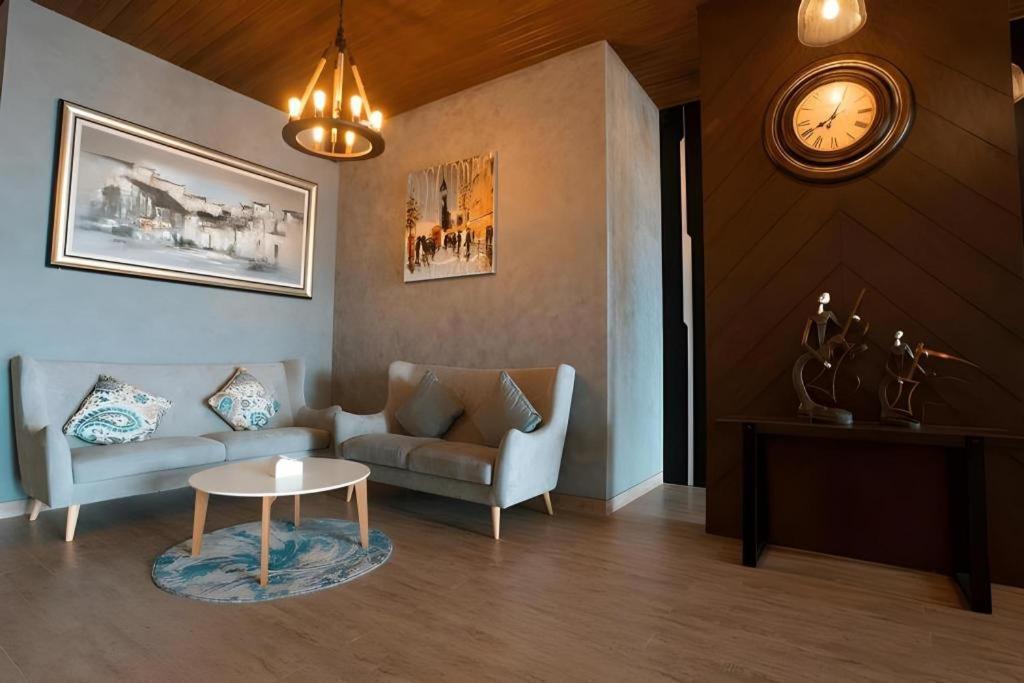 סוראבאיה Zoom Dharmahusada Hotel מראה חיצוני תמונה