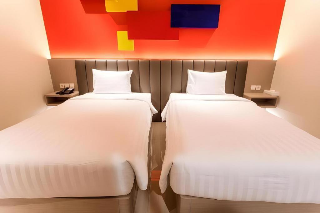 סוראבאיה Zoom Dharmahusada Hotel מראה חיצוני תמונה