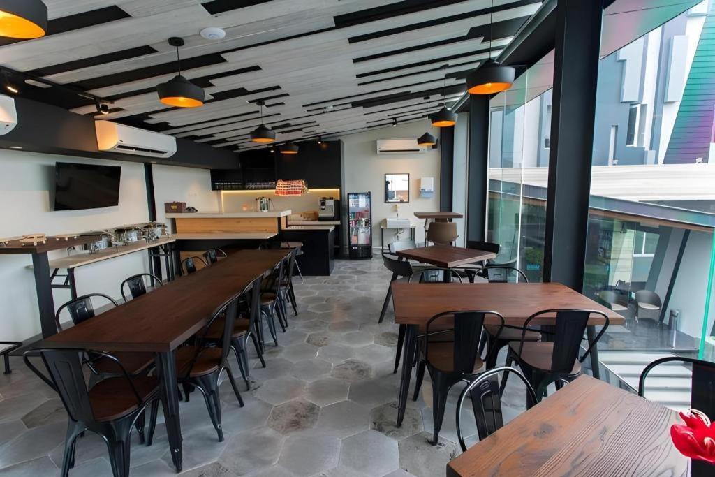 סוראבאיה Zoom Dharmahusada Hotel מראה חיצוני תמונה
