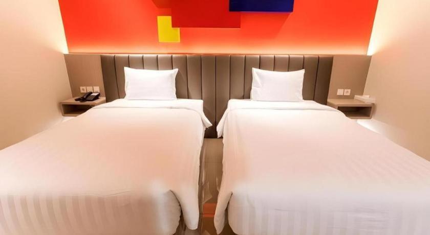 סוראבאיה Zoom Dharmahusada Hotel מראה חיצוני תמונה