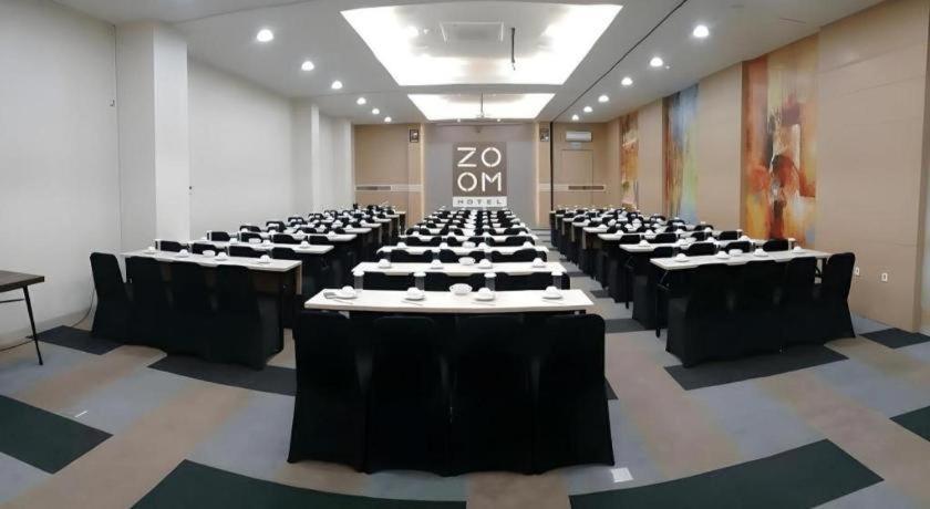 סוראבאיה Zoom Dharmahusada Hotel מראה חיצוני תמונה