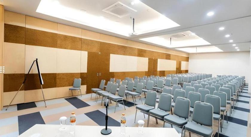 סוראבאיה Zoom Dharmahusada Hotel מראה חיצוני תמונה
