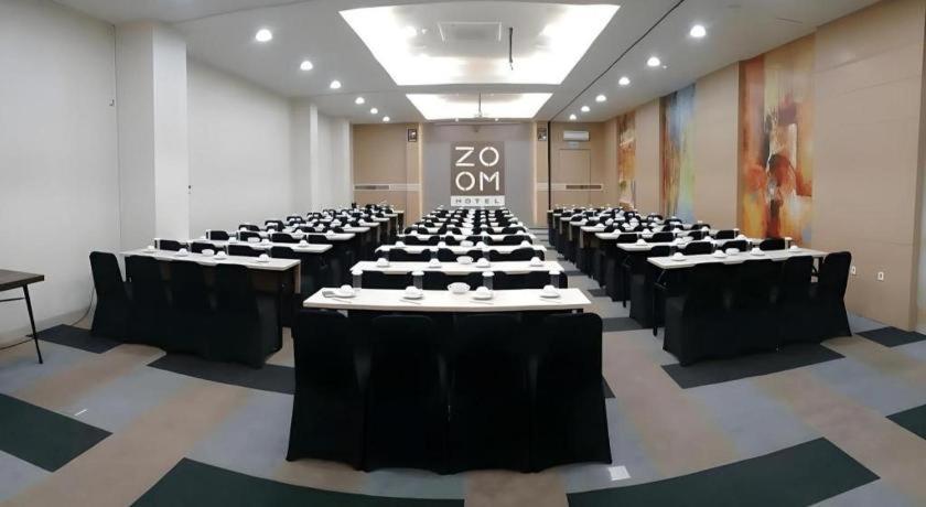 סוראבאיה Zoom Dharmahusada Hotel מראה חיצוני תמונה
