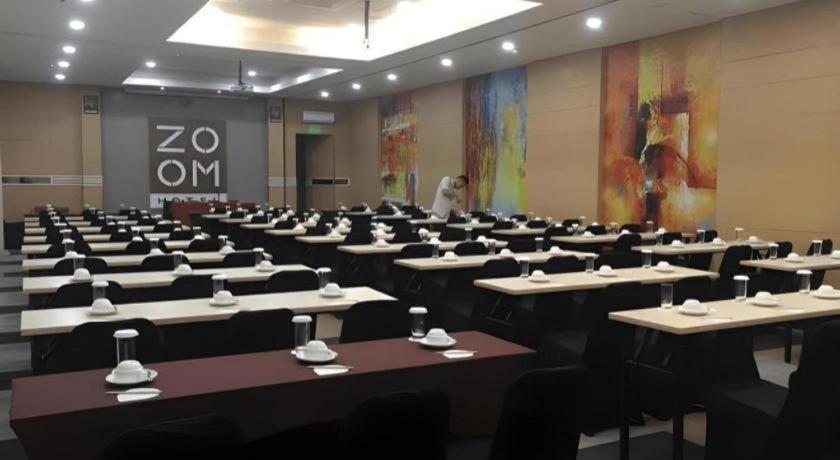סוראבאיה Zoom Dharmahusada Hotel מראה חיצוני תמונה