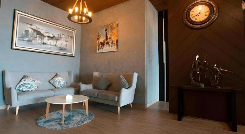 סוראבאיה Zoom Dharmahusada Hotel מראה חיצוני תמונה