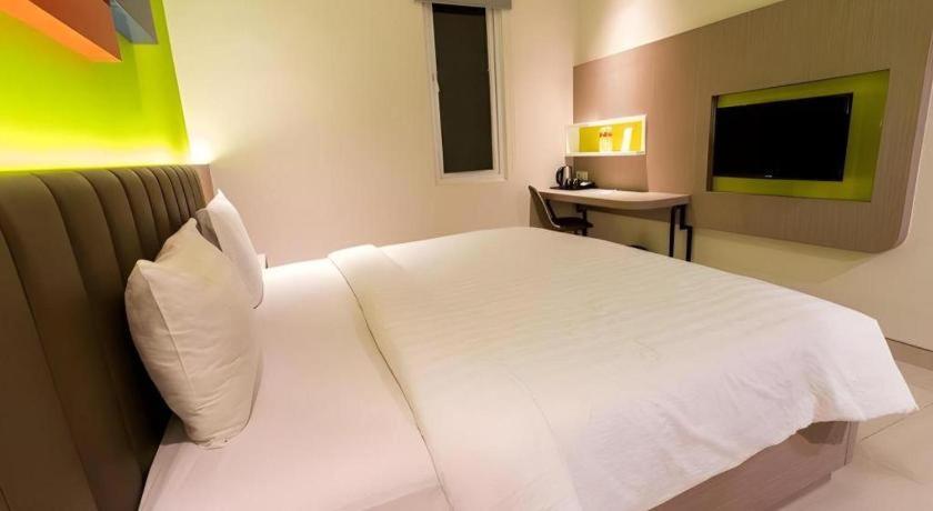סוראבאיה Zoom Dharmahusada Hotel מראה חיצוני תמונה