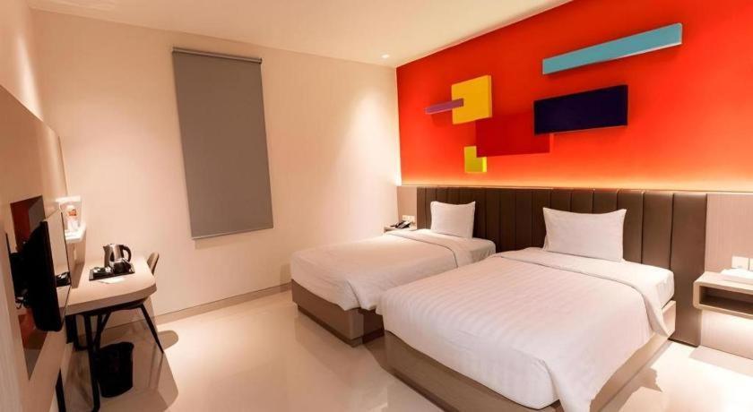 סוראבאיה Zoom Dharmahusada Hotel מראה חיצוני תמונה