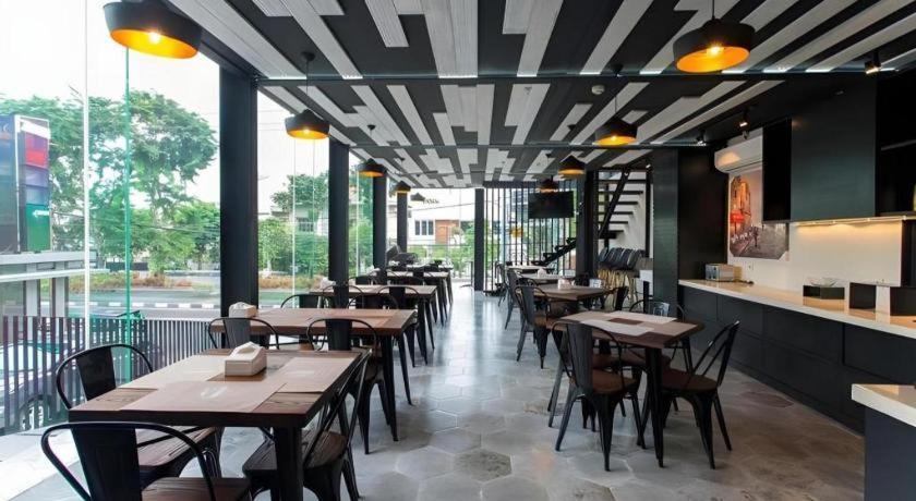 סוראבאיה Zoom Dharmahusada Hotel מראה חיצוני תמונה
